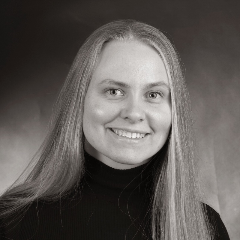 Kvinne med blondt hår og svart genser